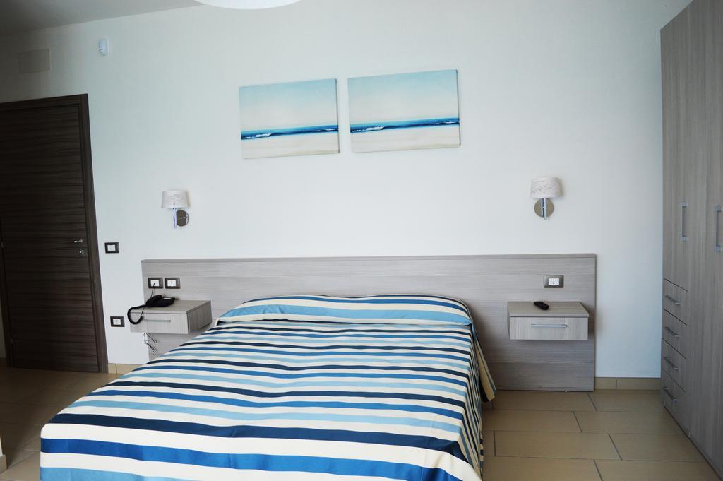 Holiday Affittacamere Corigliano Calabro Habitación foto